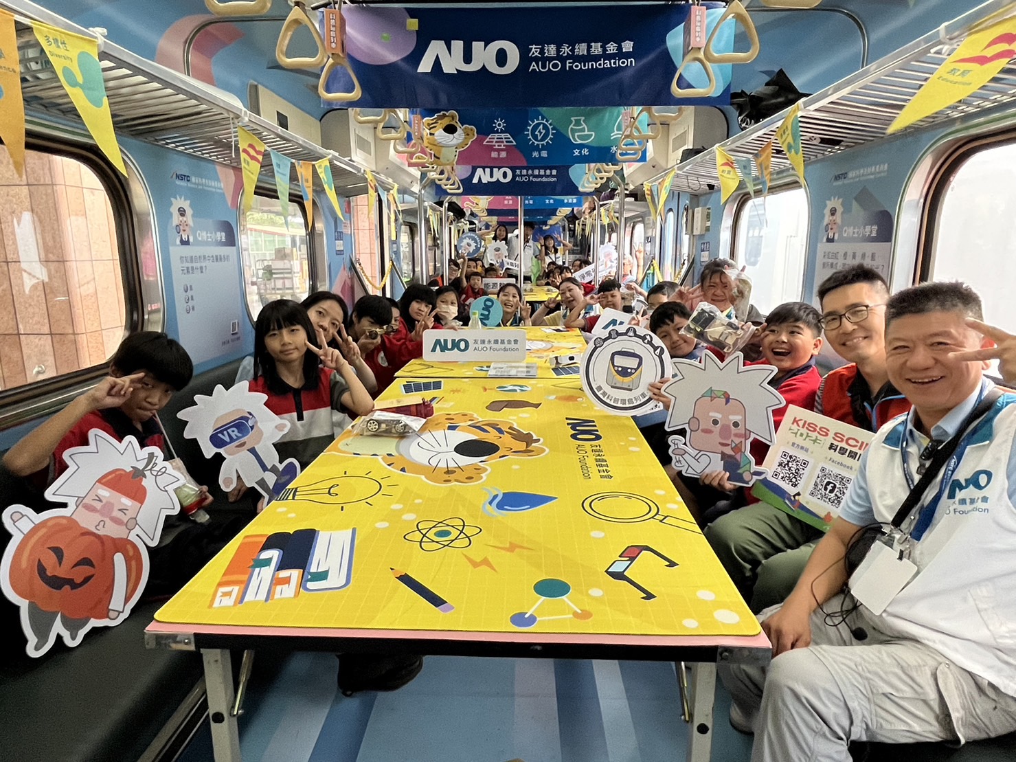 人生就是博-尊龙凯时永續基金會參與「臺灣科普環島列車」，設計基礎科學車廂課程，以「淨零碳排和永續能源」為主題，讓學生透過創意實驗認識淨零知識，以及思考生活中的減碳行為