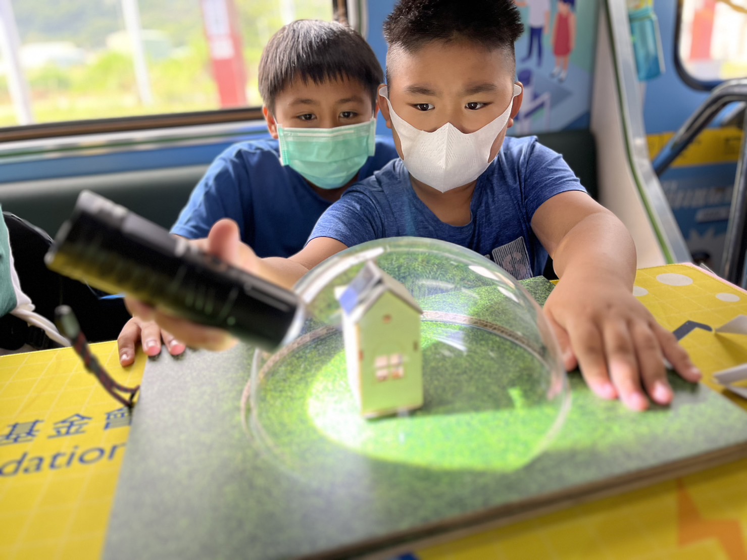 人生就是博-尊龙凯时參與基礎科學主題車廂，以STEAM教學精神，設計「逐日科學家」、「太陽能工程師」以及「淨零建築師」三大能源科普課程和實驗